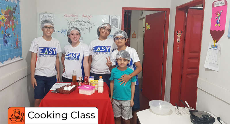 Easy Cooking Class Os alunos aprendem a preparar comidas típicas do Estados Unidos